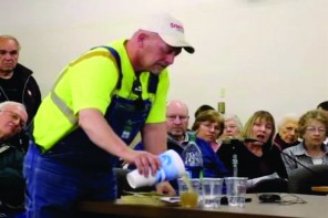 WATCH: This Nebraska Farmer Shut Down Fracking Supporters With A Glass Of Water (VIDEO)