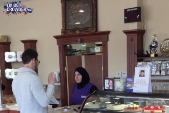A right wing video claims to show Muslim bakers refusing to make a cake for a gay wedding.