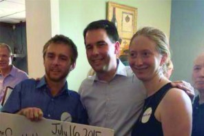 Scott Walker Gets Humiliated By Fake Supporters, A Brilliant Sign And A Twitter Spanking (TWEETS)