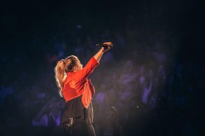 Kelly Clarkson CRUSHES Conservative Troll Whining About Michelle Mentioning Slaves During Her Speech