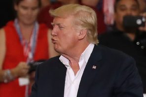 Report: WH Staffers Struggle To Provide Trump With Enough Praise To Keep Him Stable